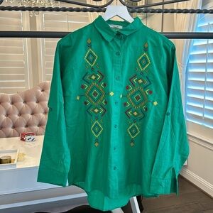 NWOT EMBROIDERED BUTTON DOWN SHIRT SIZE M